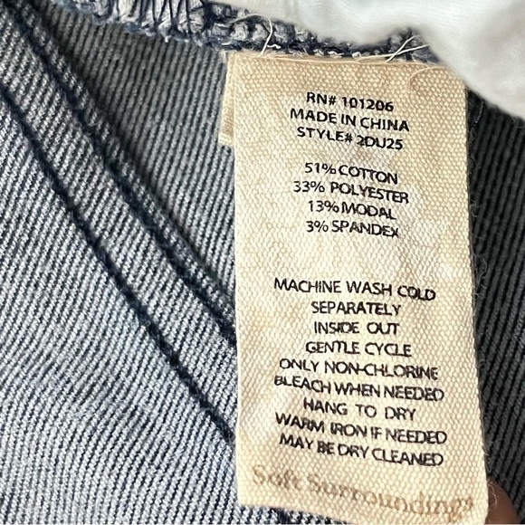 Soft Surroundings Medium Wash Denim High Rise Tapered Straight Leg Jeans Size 10 - Picture 8 of 9